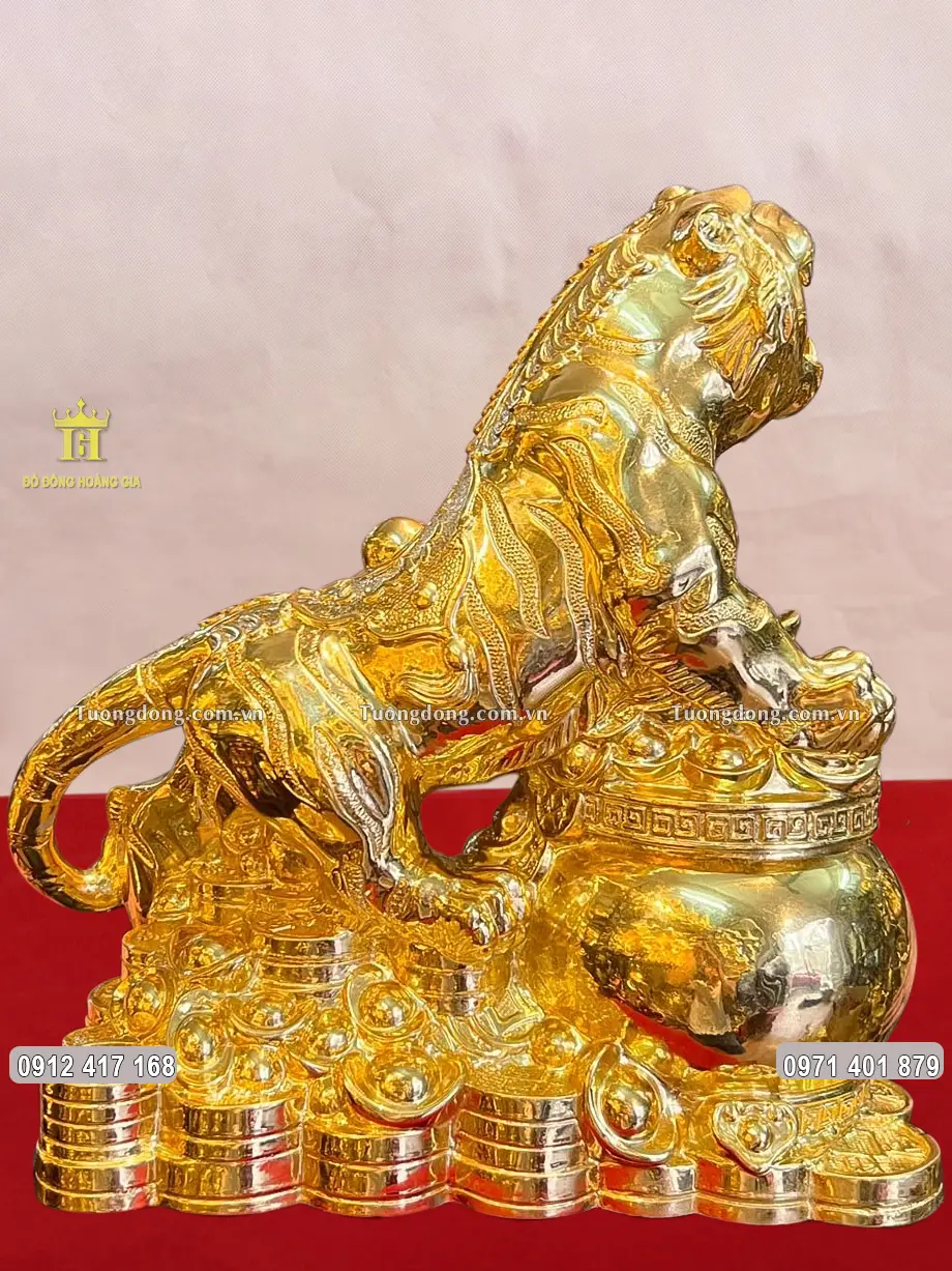 Hình ảnh phía sau của bức tượng Hổ